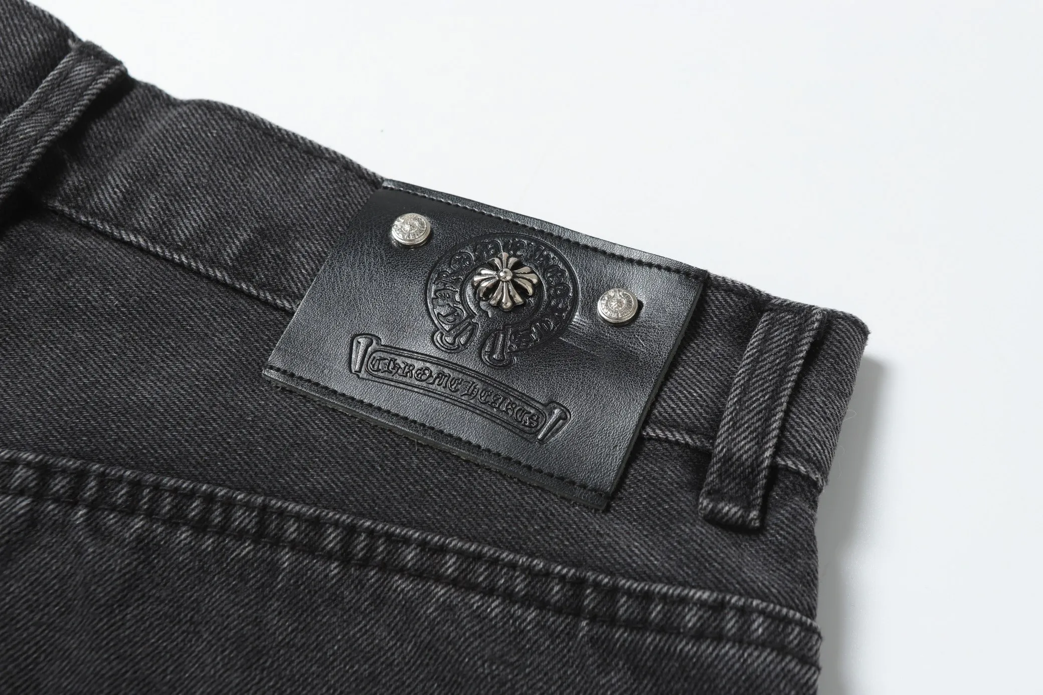 KE302 P270 The only correct leather label version on the market Chrome Hearts CH Heavy-duty washed distressed wide-leg jeans Top ceiling quality 100% correct version The correct version is here!  Believe me this must be the best quality you will ever come across! ! Excellent value for money! !  Styles with different washes and textures are very friendly to people with thin legs and thick legs. The straight version is very flattering to the shape of the legs. The moderate length is timeless and easy to match. It is the basis of various styles and a must-have in the wardrobe! ! Add a little stacking to make the atmosphere easy to control. The fabric is stiff but the upper body is soft without losing texture. The sides and cuffs of some styles have a bone-wash effect. It’s really hard not to love it!  ✅Correctly customize the Croxin metal leather label on the back panel. It is definitely not sold directly with the cross on the finished jeans. 1:1 copying strives for excellence and the details are perfectly grasped. ✅The cross leather label is clear and smooth. Exquisite turning top craftsmanship. ✅Buttons, zippers and hardware are all customized versions of the Croxin LOGO. ✅High-cost washing process. Size: 28 30 32 34 36